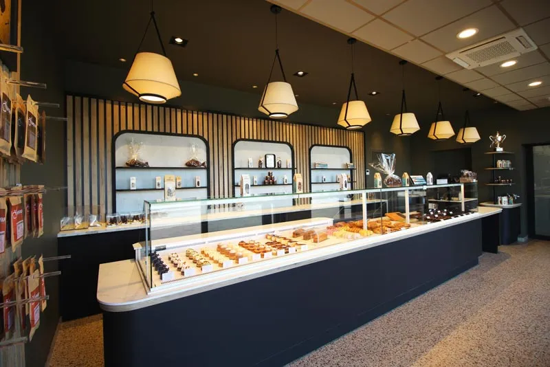 Agencement sur-mesure d'espaces de vente, mobiliers, devantures et vitrines réfrigérées de boulangeries Agencement de boulangeries spécialiste de l'aménagement sur-mesure d'espaces de vente, mobiliers, devantures et vitrines réfrigérées pour boulangers