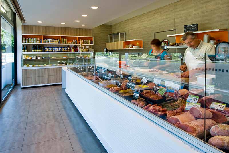 Agencement sur-mesure d'espaces de vente, mobiliers, devantures et vitrines réfrigérées de traiteurs et boucheries Agencement sur-mesure d'espaces de vente, mobiliers, devantures et vitrines réfrigérées de traiteurs et boucheries
